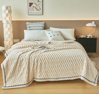 Softes Velours-Wohnplaid mit warmer Haptik für Sofa und Bett