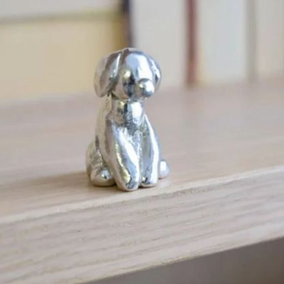 Familienskulptur aus silberfarbenem Harz – Symbol für Liebe, Zusammenhalt und Familie