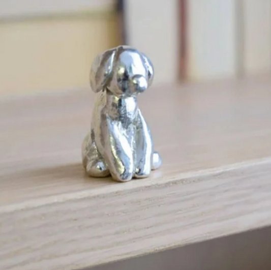 Familienskulptur aus silberfarbenem Harz – Symbol für Liebe, Zusammenhalt und Familie