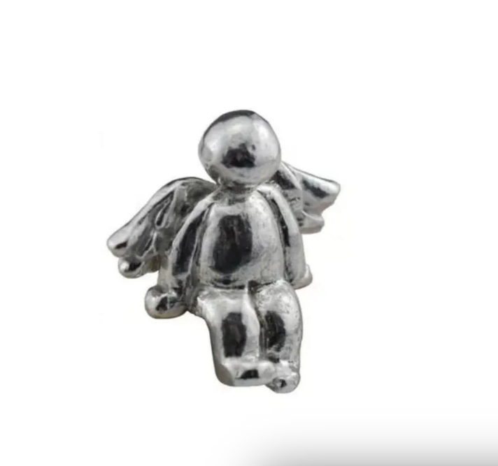 Familienskulptur aus silberfarbenem Harz – Symbol für Liebe, Zusammenhalt und Familie