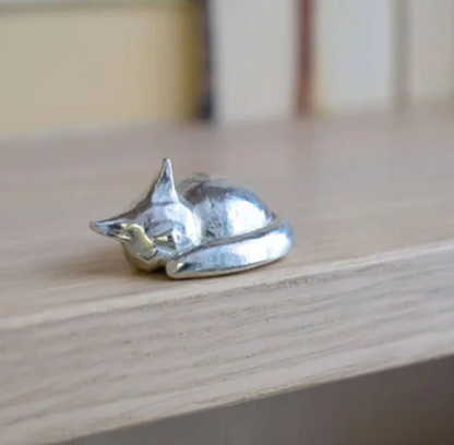 Familienskulptur aus silberfarbenem Harz – Symbol für Liebe, Zusammenhalt und Familie