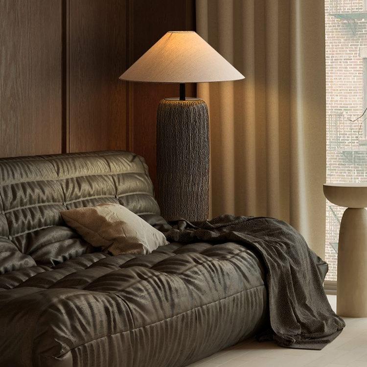 Stehlampe aus Holzoptik mit LED-Kompatibilität für Wohn- und Arbeitsbereiche