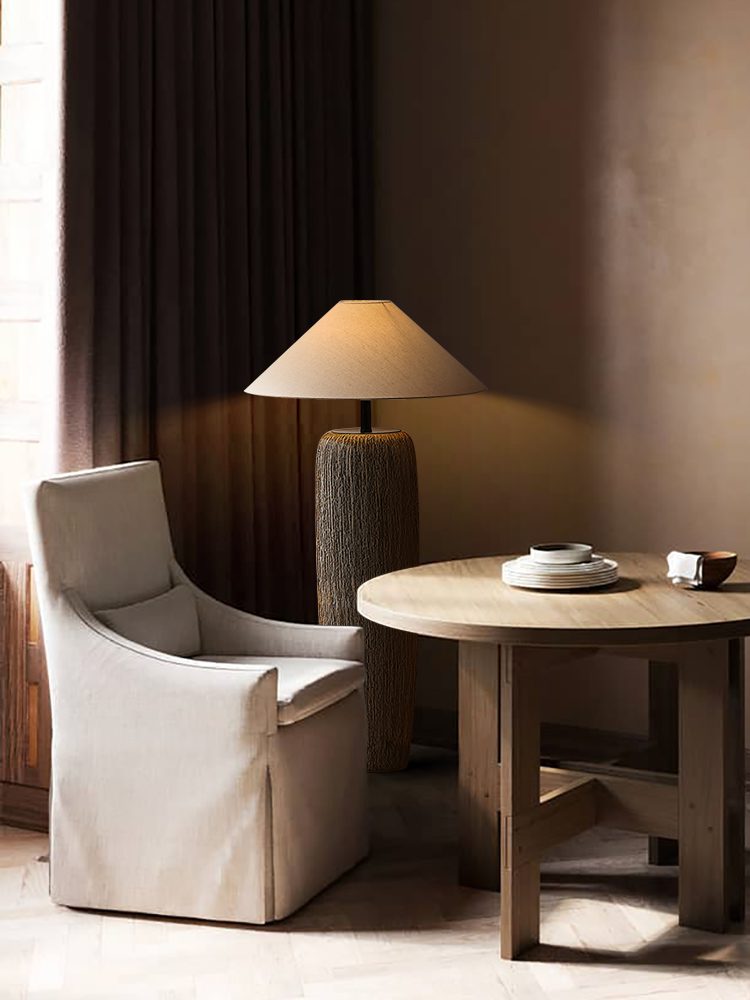 Stehlampe aus Holzoptik mit LED-Kompatibilität für Wohn- und Arbeitsbereiche