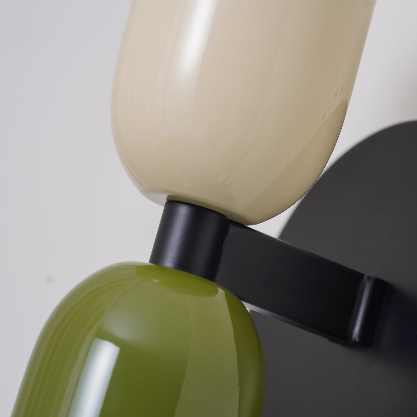 Wandleuchte aus Metall mit Doppelfassung für gezielte Beleuchtung