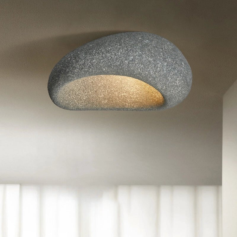 Wabi Sabi Deckenlampe aus Harz und Metall mit warmweißem LED-Licht