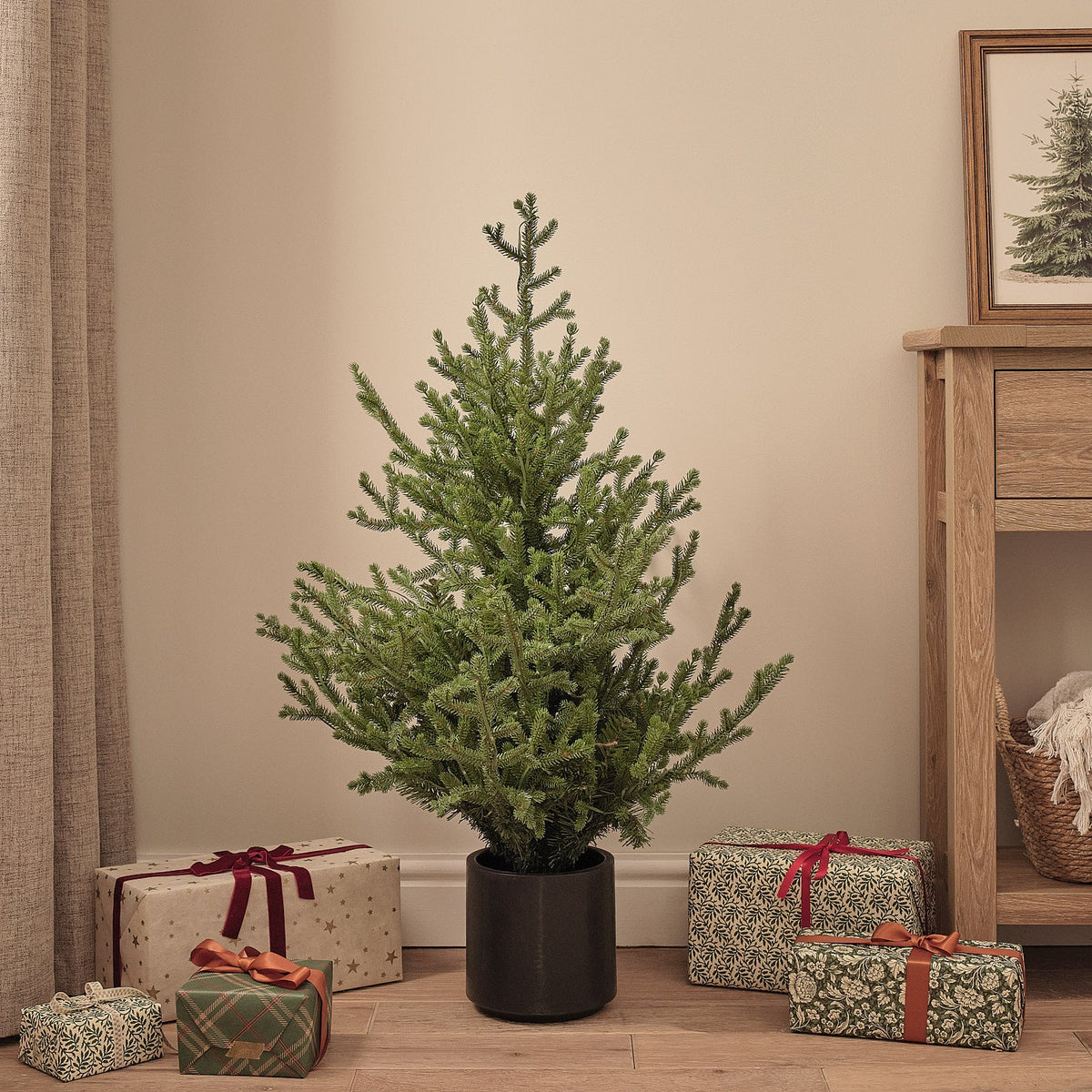 Beleuchteter Weihnachtsbaum im Topf