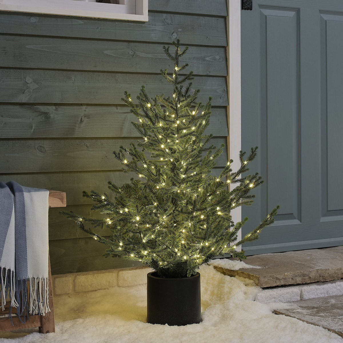 Beleuchteter Weihnachtsbaum im Topf