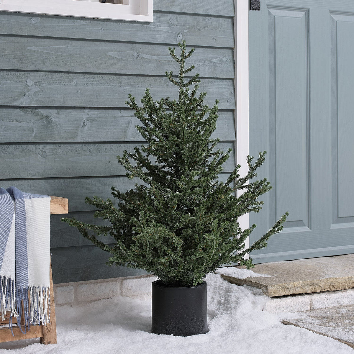 Beleuchteter Weihnachtsbaum im Topf