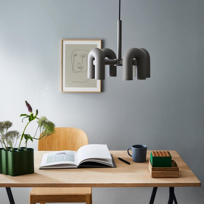 Modulare LED-Deckenleuchte mit verstellbaren Armen für individuelle Beleuchtung