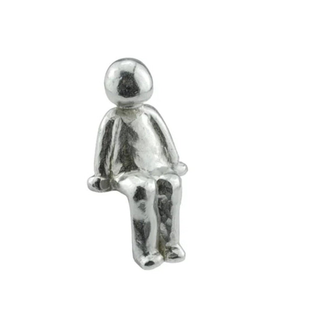 Familienskulptur aus silberfarbenem Harz – Symbol für Liebe, Zusammenhalt und Familie