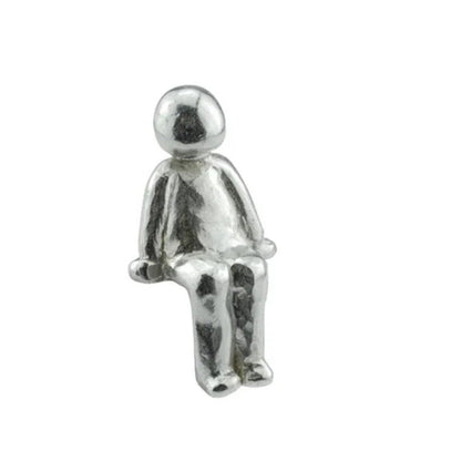 Familienskulptur aus silberfarbenem Harz – Symbol für Liebe, Zusammenhalt und Familie