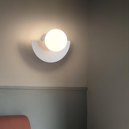 Halbkreis-Wandlampe mit LED-Beleuchtung für moderne Innenräume
