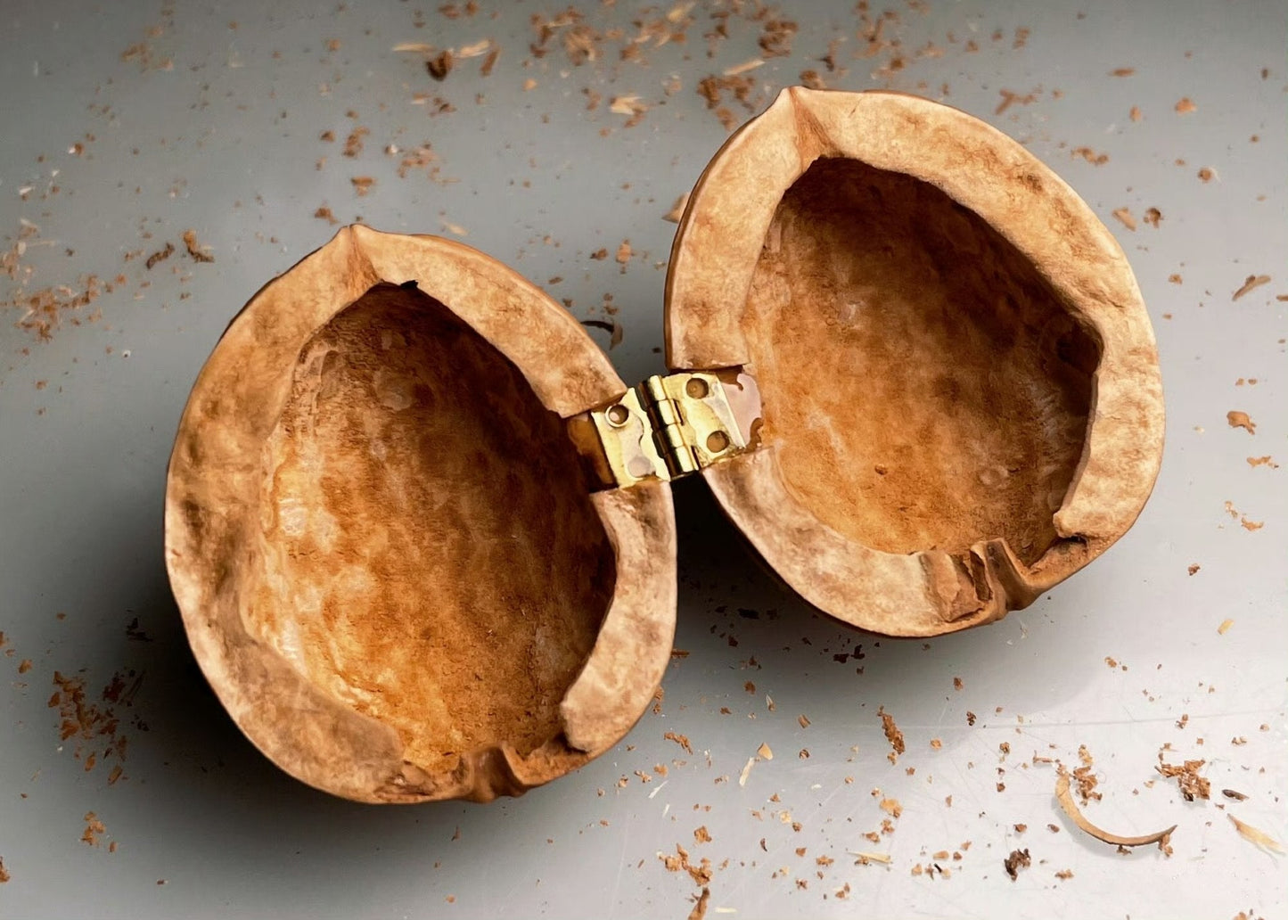 Miniatur-Puppenhaus aus Walnussschale mit Lichtschalter – Handgefertigtes Dekohaus