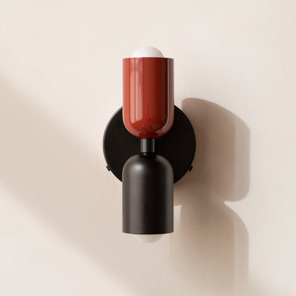 Wandleuchte aus Metall mit Doppelfassung für gezielte Beleuchtung