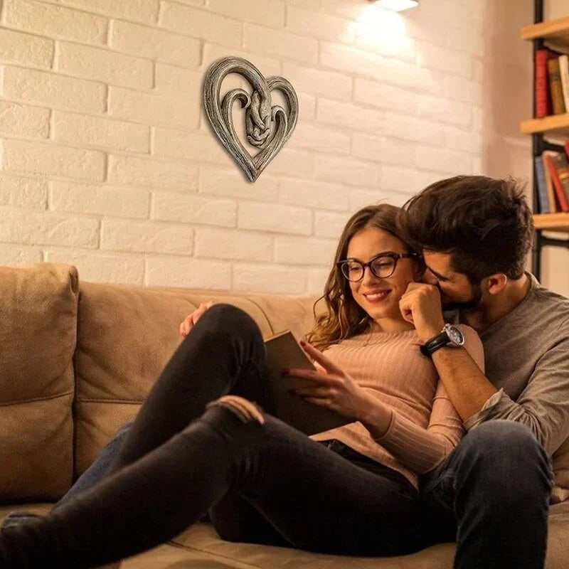 Wanddekoration aus Holz mit Motiv zweier Hände – Symbol für Liebe und Verbundenheit