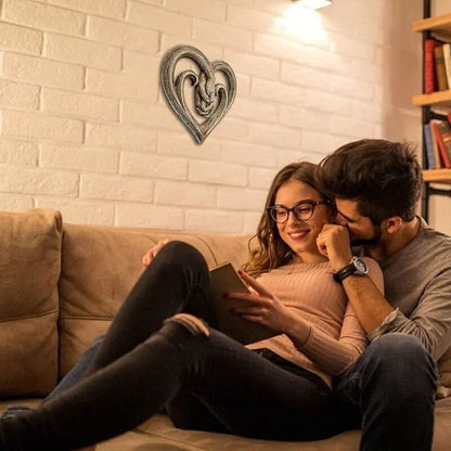 Wanddekoration aus Holz mit Motiv zweier Hände – Symbol für Liebe und Verbundenheit