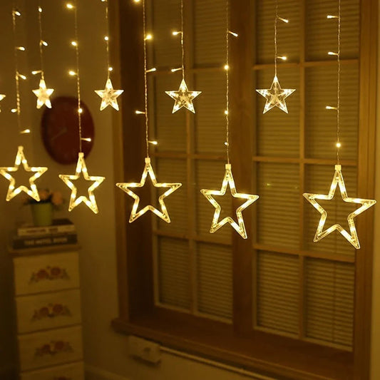 Lichterkette mit hängenden Sternen