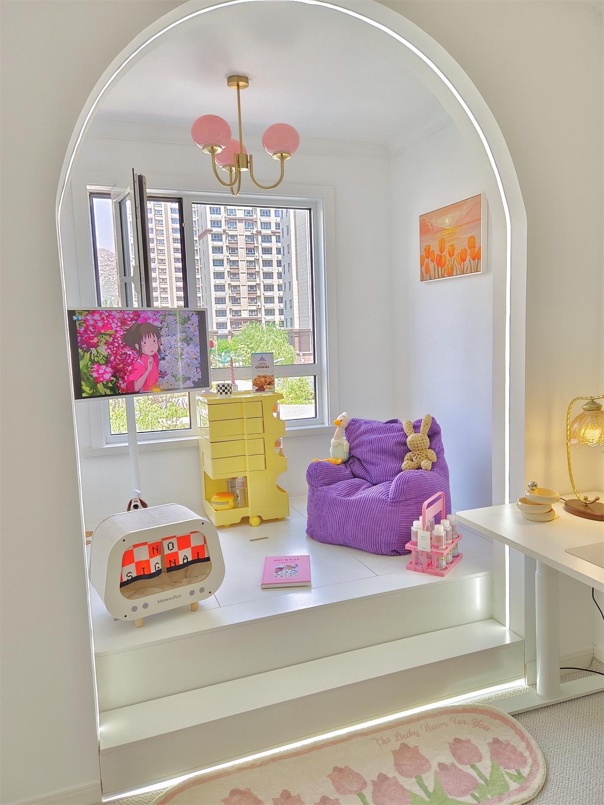 Deckenleuchte mit goldener Oberfläche und rosafarbenen Glaslampenschirmen für Innenräume