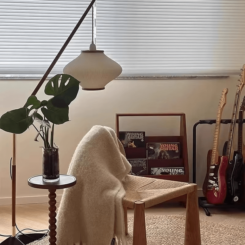 Stehlampe mit gebogenem Holzarm und LED-Beleuchtung für Wohn- und Lesebereiche