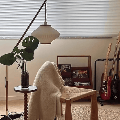 Stehlampe mit gebogenem Holzarm und LED-Beleuchtung für Wohn- und Lesebereiche