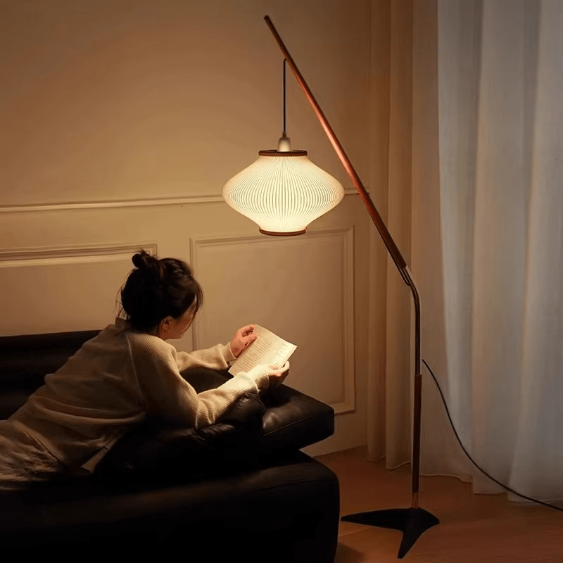 Stehlampe mit gebogenem Holzarm und LED-Beleuchtung für Wohn- und Lesebereiche