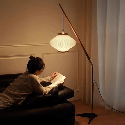 Stehlampe mit gebogenem Holzarm und LED-Beleuchtung für Wohn- und Lesebereiche