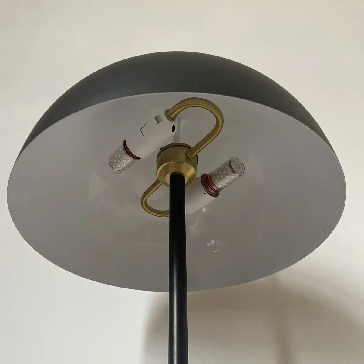 Minimalistische LED-Stehleuchte mit rundem Lampenschirm und 6–10W Lichtleistung