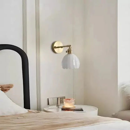 Tulpenglas Wandleuchte mit Metallarm und E26-Fassung für Wohnzimmer und Schlafzimmer