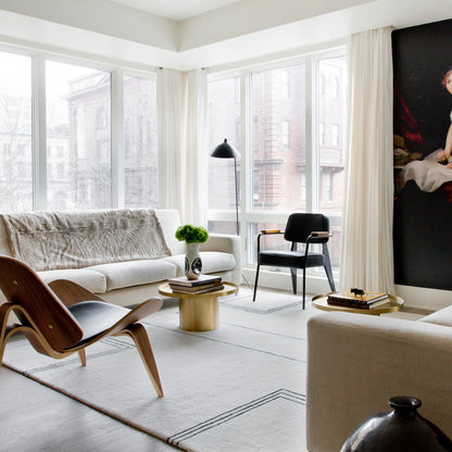 Stehlampe mit drei verstellbaren Armen und gerichteter LED-Beleuchtung für Wohn- und Arbeitsbereiche