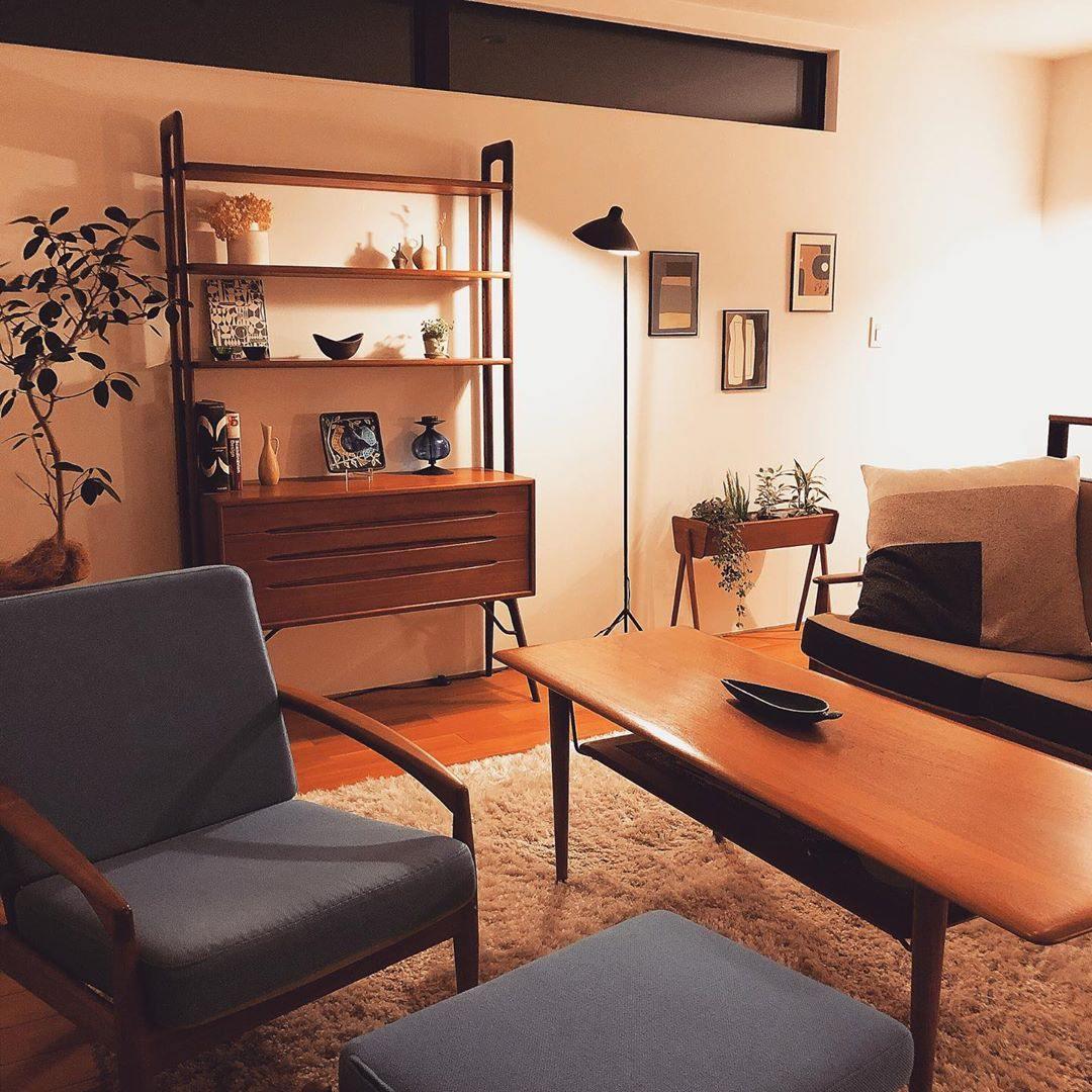 Stehlampe mit drei verstellbaren Armen und gerichteter LED-Beleuchtung für Wohn- und Arbeitsbereiche