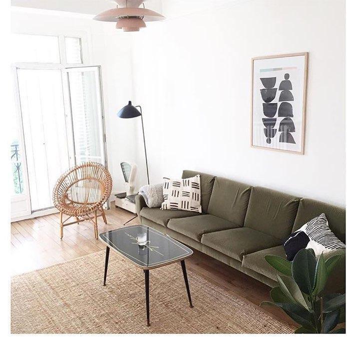 Stehlampe mit drei verstellbaren Armen und gerichteter LED-Beleuchtung für Wohn- und Arbeitsbereiche