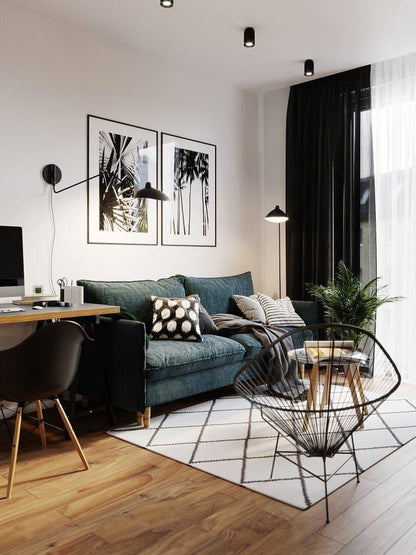 Stehlampe mit drei verstellbaren Armen und gerichteter LED-Beleuchtung für Wohn- und Arbeitsbereiche