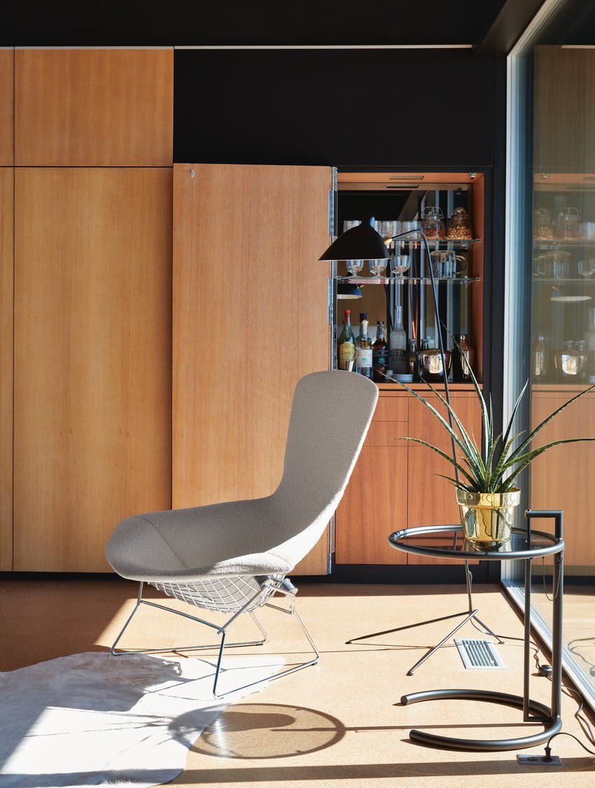 Stehlampe mit drei verstellbaren Armen und gerichteter LED-Beleuchtung für Wohn- und Arbeitsbereiche