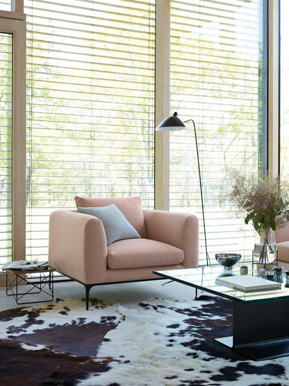 Stehlampe mit drei verstellbaren Armen und gerichteter LED-Beleuchtung für Wohn- und Arbeitsbereiche