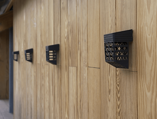 Solar Gartenleuchte mit dekorativem Muster für Wege und Terrassen