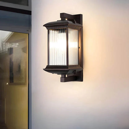 Wandleuchte mit Glasschirm
